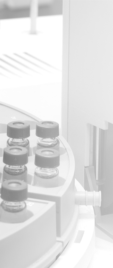 Photographie en noir et blanc du laboratoire Aroma Sense situé à Marseille.